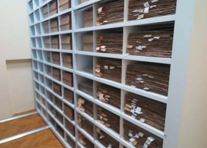 Ячеистые металлические стеллажи в музее