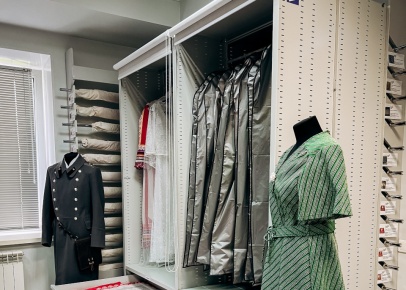 стеллажи для платьев в музее