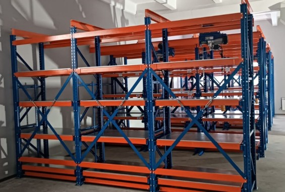 Стеллаж с выкатными платформами со встроенной талью