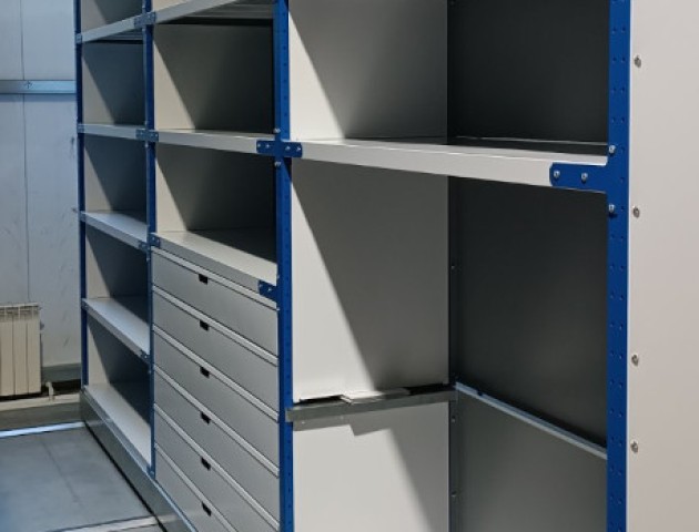 Складские стеллажи с дверями