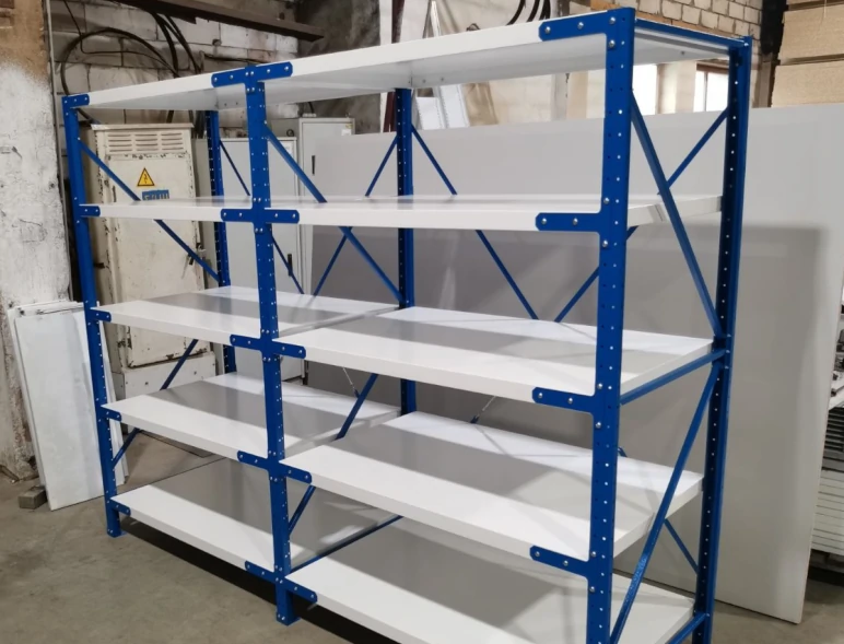 Стеллажи окрашенные в белый и синий цвет